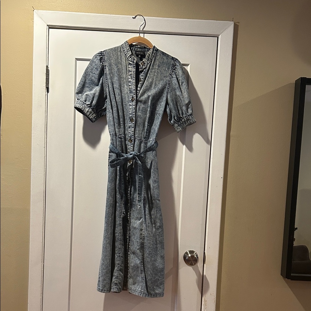 Denim Button-Up Midi Dress Who What Wear. Excellent conditions. Fits XS & Small